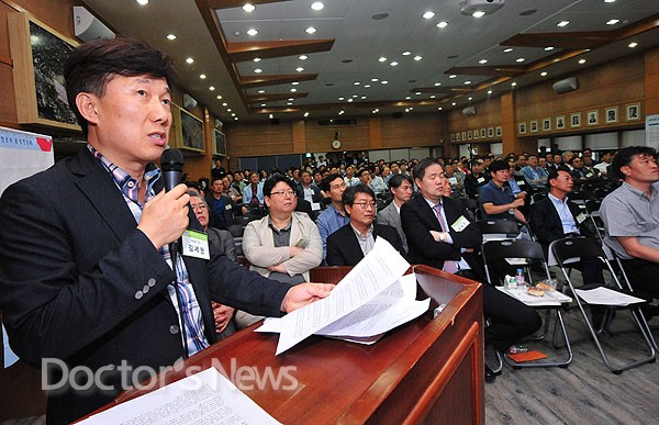 의협 대의원들, '강압적 현지조사  중단하라!'